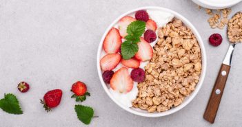 Yogurt e fegato: il consumo abituale protegge dall’accumulo di grasso
